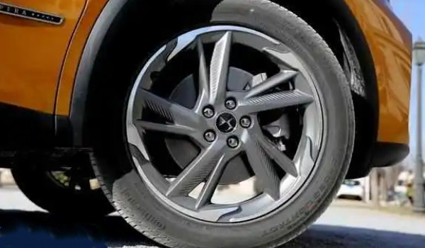 ds7轮胎规格尺寸 有235/55 R18和215/65 R17两种（标准压强2.3-2.5bar）