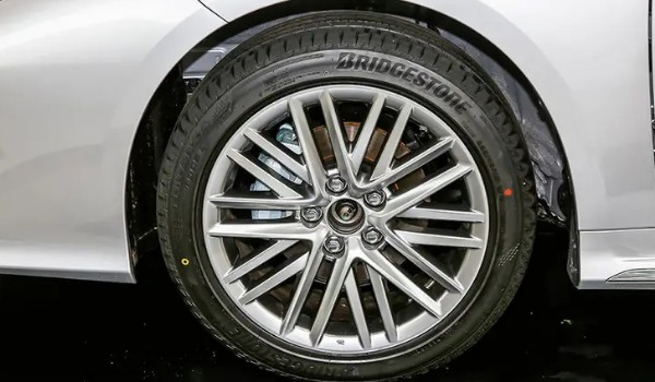 丰田亚洲狮的轮胎尺寸 轮胎型号为225/40 r18